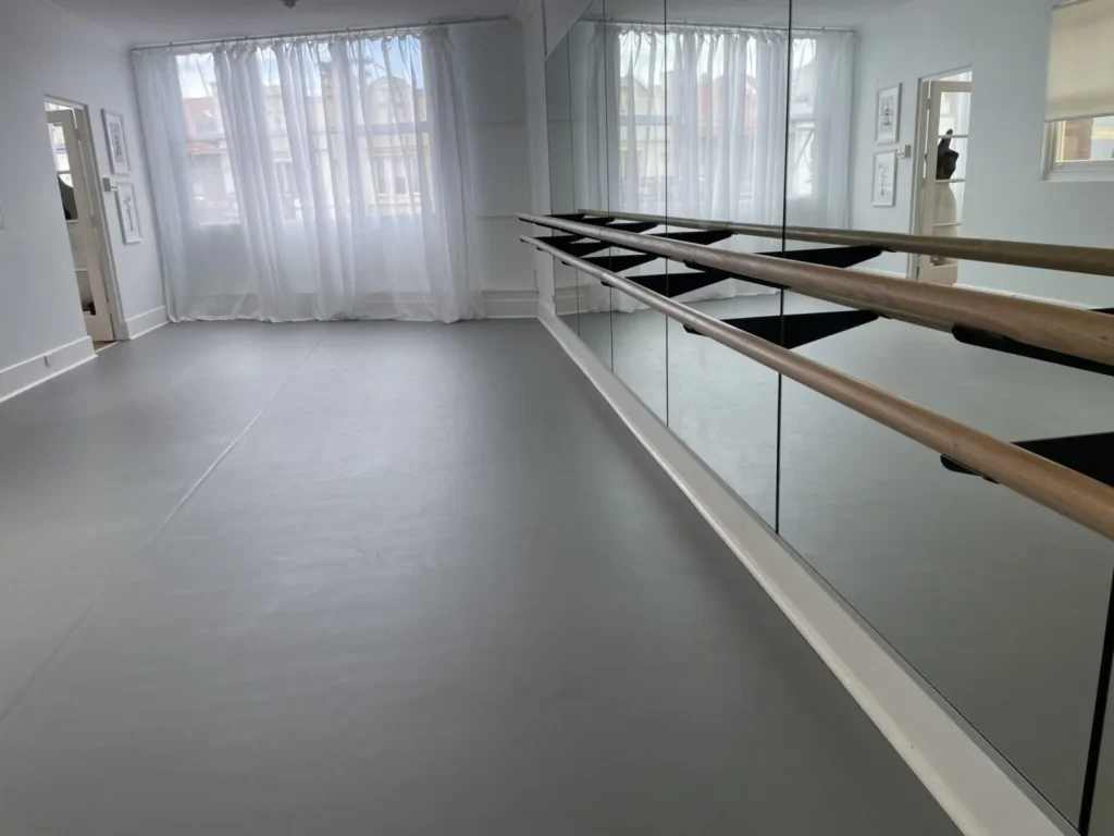 Small studio with double barre mounted through the mirror on STM mirror wall brackets