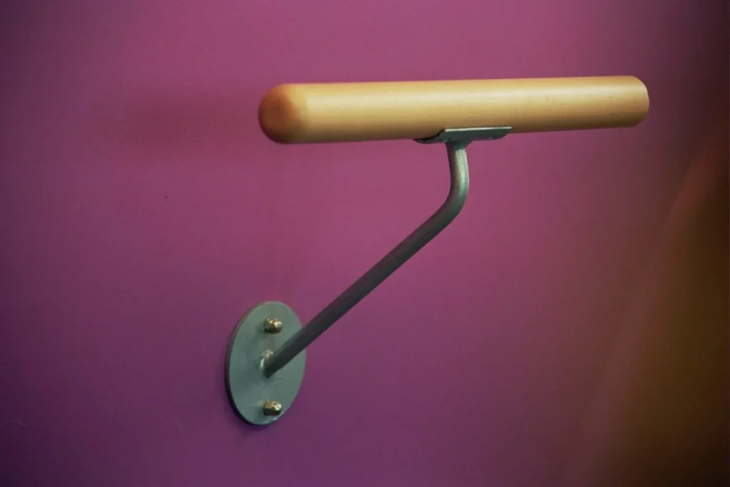 STM round wall-fixed barre bracket with timber barre